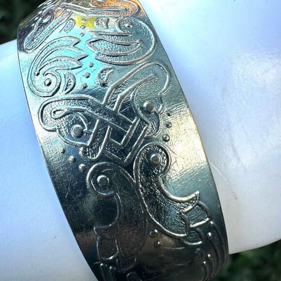 Grey open cuff bangle bracelet - Picture 2 of 7